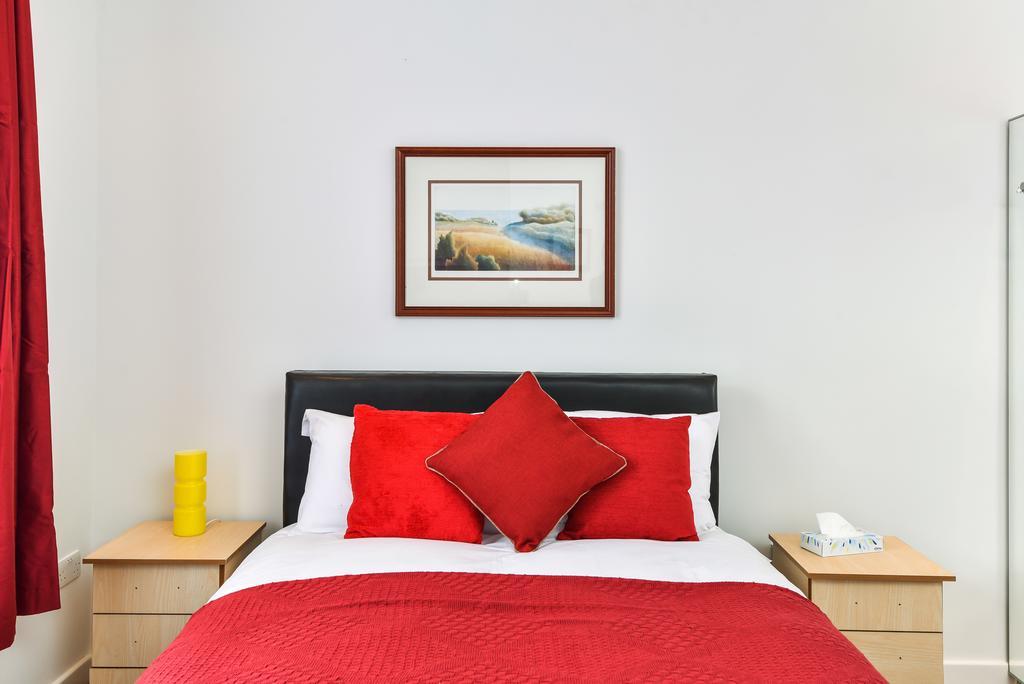 Riverbank Stay Лондон Екстер'єр фото