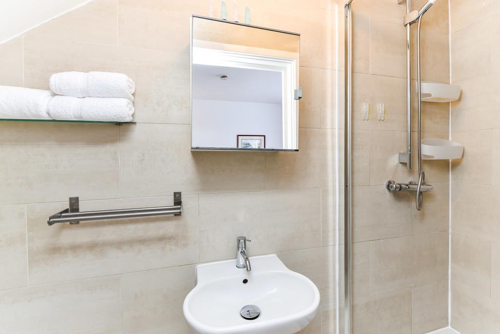 Riverbank Stay Лондон Екстер'єр фото